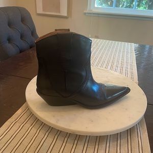 Super cute Zara western boot in black leather! Only wore once. Size 39.